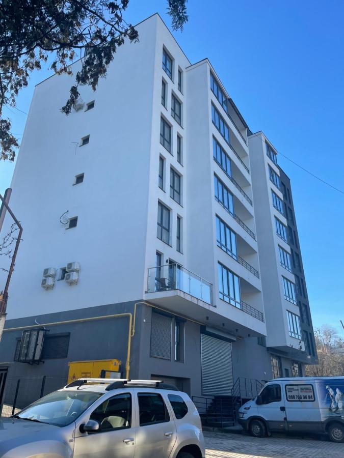 Stylisch New With One Bedroom