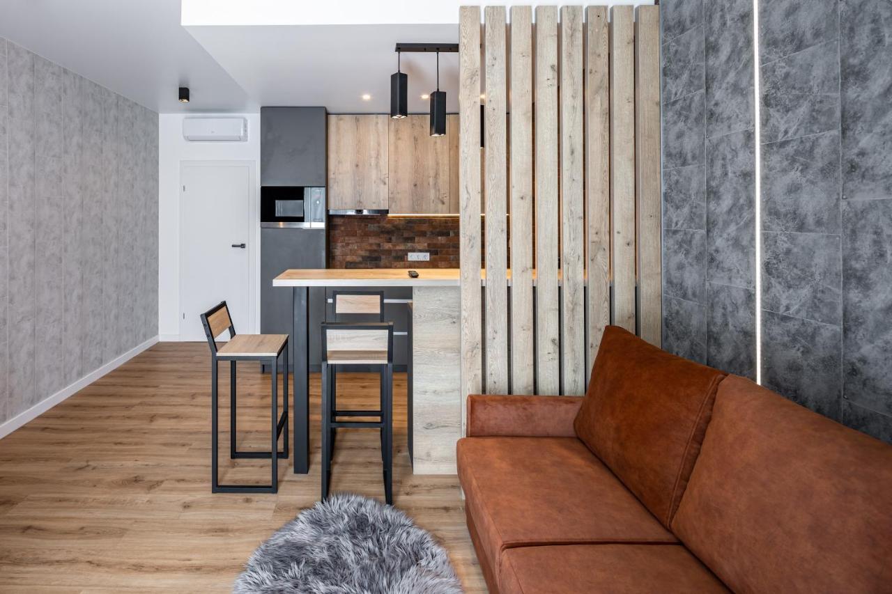 Stylisch New With One Bedroom