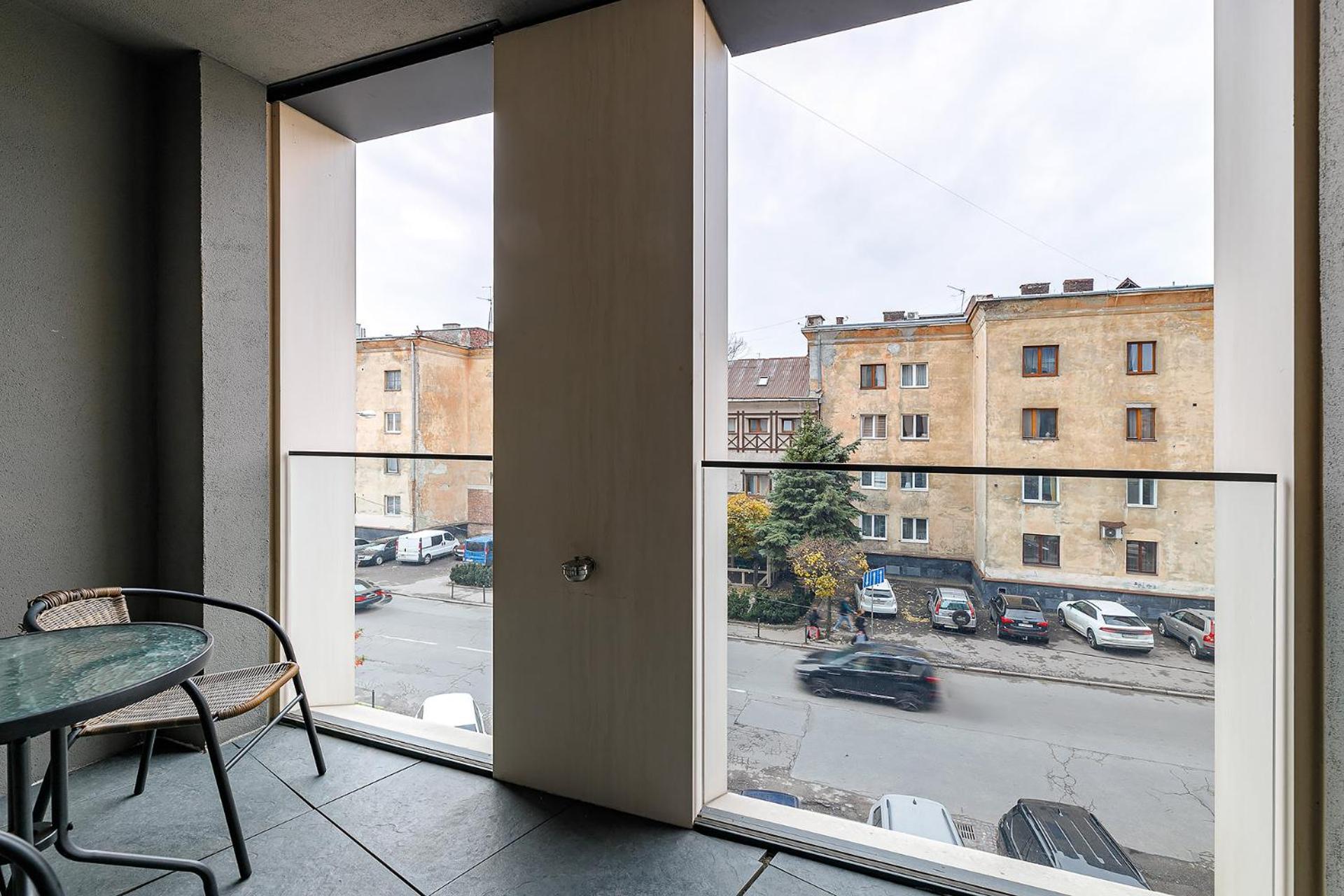 Stylisch New With One Bedroom *